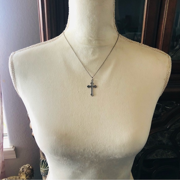 Vintage pewter cross pendant on chain necklace - Picture 5 of 9